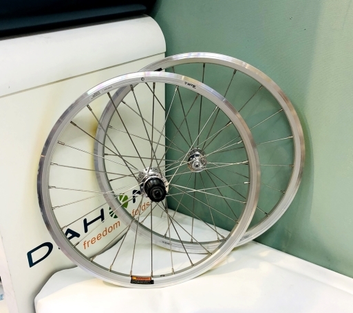 DAHON Boardwalk D7 眩い ブレーキとタイヤ交換済み（手渡し可能）