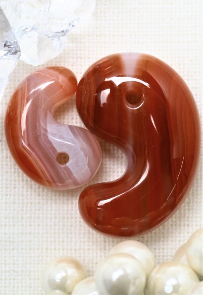 新作！)南紅(ナンホーン)めのう 出雲型勾玉(2週続いて赤色勾玉！) : 石の音