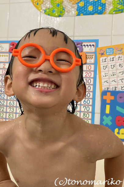バカンスごとに幼稚園から持って帰ってくるファイル_c0024345_19001490.jpg