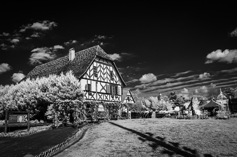 A House Made Of Local Materials Easily Procured_b0403692_20150105.jpg