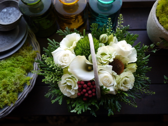 西18丁目のカフェの2周年にアレンジメント 白 グリーン系で華やかな感じ 10 17 札幌 花屋 Mell Flowers 西18丁目のカフェの2周年にアレンジメント 白 グリーン系で華やかな感じ 10 17 札幌 花屋 Mell Flowers