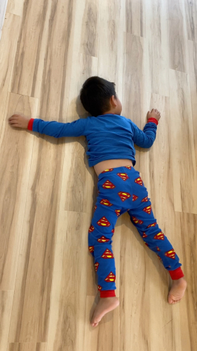 5才、床にペターっと寝転ぶのが大好きです。_e0131462_08394044.jpg