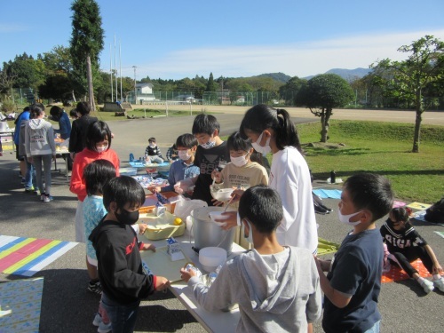 全校縦割り芋煮給食_f0321188_09390121.jpg