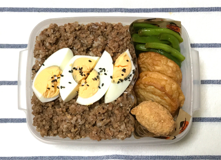 豚味噌そぼろごはん弁当と、久々のコンビニ弁当_d0384590_12481753.jpg