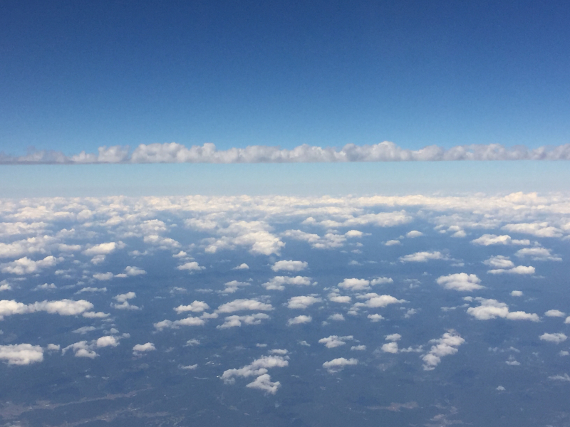 【これは地震雲？？】一直線に遠く遠く伸びた雲に出会う　～ゴムパッチン雲_b0008655_13320956.jpg