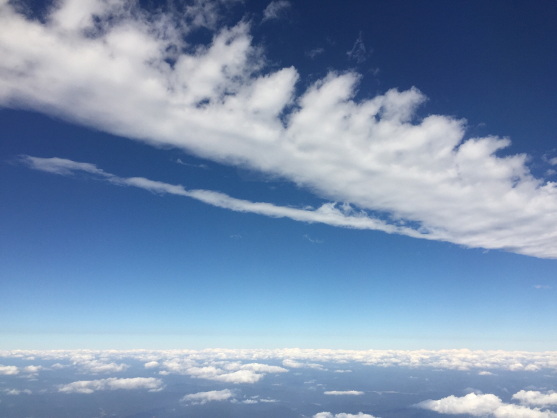 【これは地震雲??】一直線に遠く遠く伸びた雲に出会う ~ゴムパッチン雲_b0008655_13334705.jpg