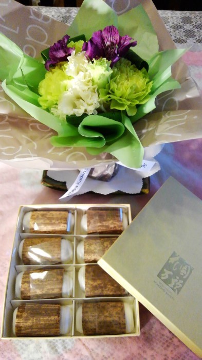 ■【主人の命日で　娘夫婦からお花とお饅頭が届きました♪】_b0033423_01203949.jpg