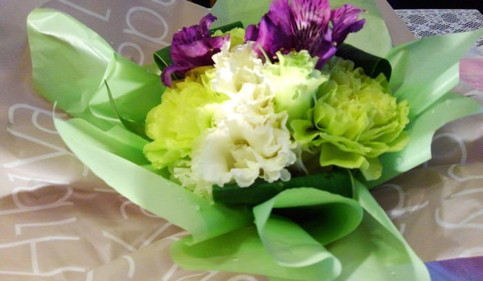 ■【主人の命日で　娘夫婦からお花とお饅頭が届きました♪】_b0033423_01314943.jpg