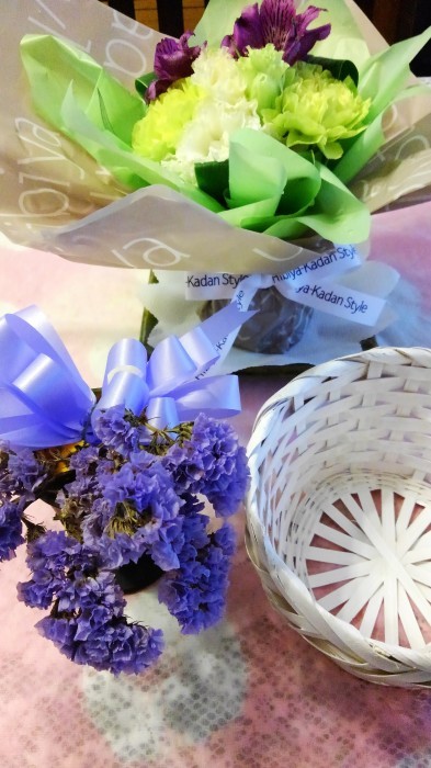 ■【主人の命日で　娘夫婦からお花とお饅頭が届きました♪】_b0033423_01402010.jpg