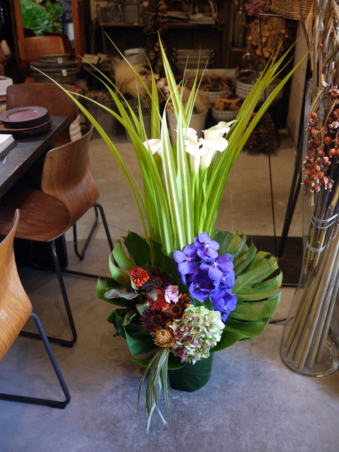 一周忌にアレンジメント かっこいい感じ 南区石山3条にお届け 10 22 札幌 花屋 Mell Flowers