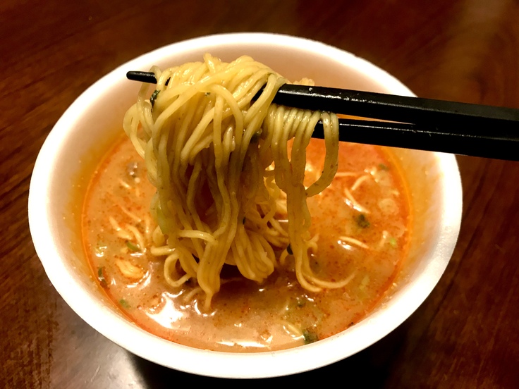 夕飯は賞味期限切れのカップラーメン_c0212604_18124554.jpg