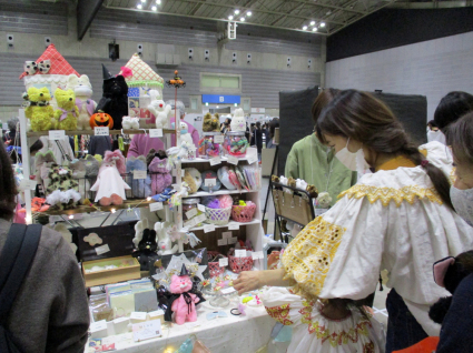 秋晴れの青空のもと、次女の参加している展示即売会「ヨコハマ ハンドメイド マルシェ」を観にみなとみらいへ。_e0120614_13191662.jpg