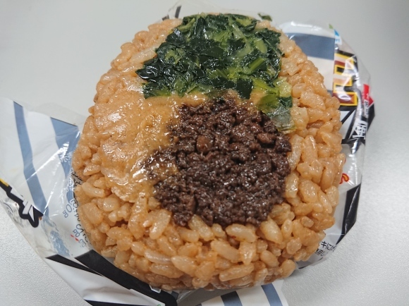 10/26夜勤飯 日清ラ王黒タンタン、ラ王黒タンタン風おむすび、シーチキン&コーンサラダ_b0042308_03452686.jpg