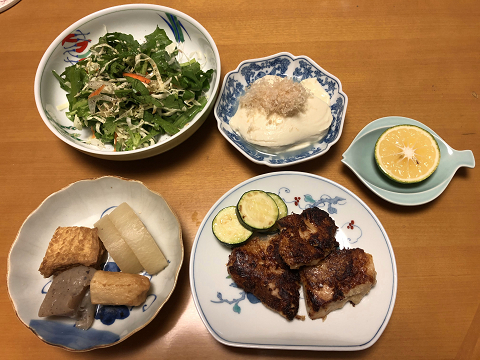 マンダイ竜田焼きと 絹揚げとさつま揚げの煮物と 香草サラダと 温寄せ豆腐 それにお味噌汁 かやうにさふらふ マンダイ竜田焼きと 絹揚げとさつま揚げの煮物と 香草サラダと 温寄せ豆腐 それにお味噌汁 かやうにさふらふ