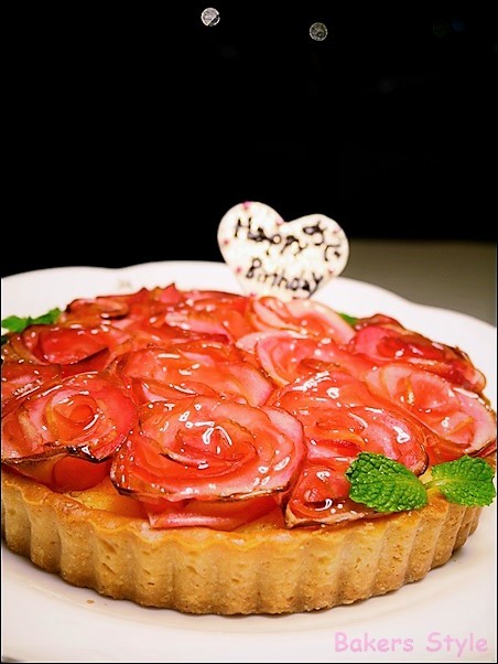 アップルローズタルトのバースデーケーキ Bakers Style アップルローズタルトのバースデーケーキ Bakers Style