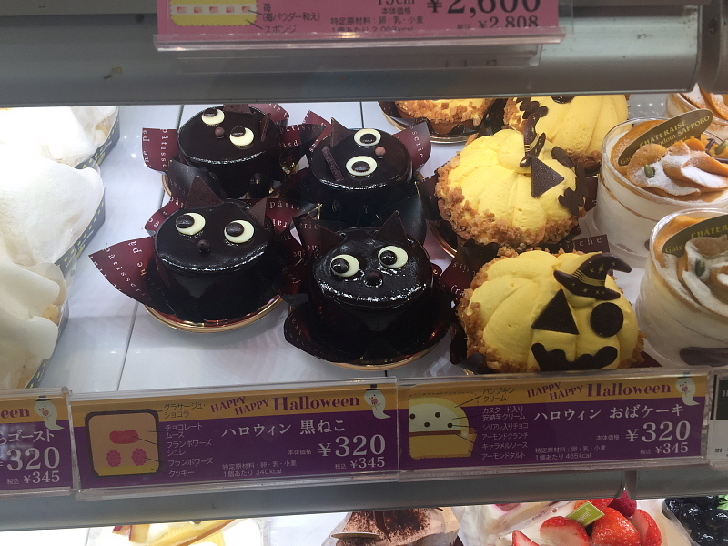 【ハロウィン】今週は、世の中黒猫だらけ！ ～シャトレーゼの黒ねこケーキなどなど_b0008655_09193946.jpg