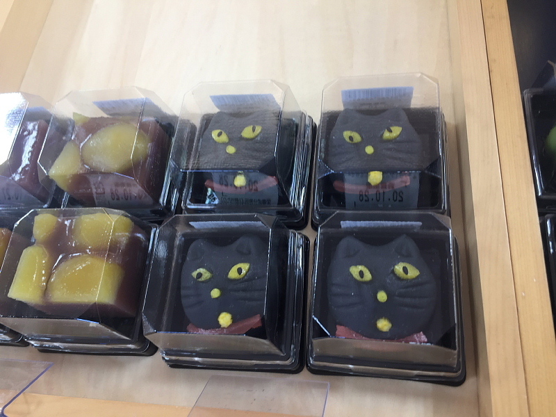【ハロウィン】今週は、世の中黒猫だらけ！ ～シャトレーゼの黒ねこケーキなどなど_b0008655_09211623.jpg