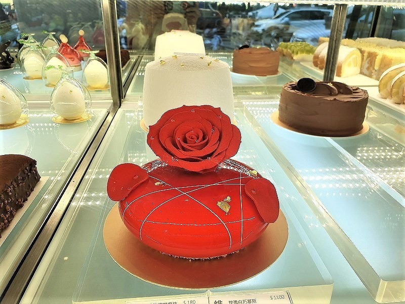 台中 ケーキ あの芸術的な真紅のバラのケーキをようやく食べるチャンスが メイフェの幸せ 美味しいいっぱい In 台湾