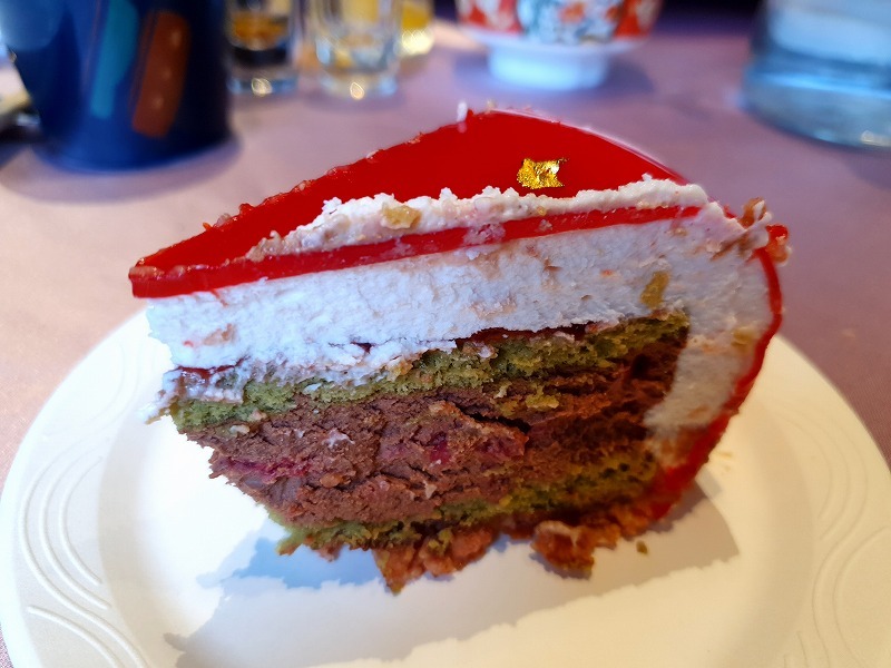 台中 ケーキ あの芸術的な真紅のバラのケーキをようやく食べるチャンスが メイフェの幸せ 美味しいいっぱい In 台湾