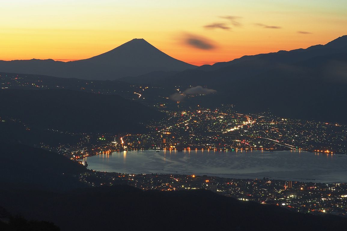 富士山絶景を求めて・・・高ボッチ高原へ行こう！（４）・・・夜明け前、未だ消え残る街の灯と富士山シルエット♪_a0031821_17273793.jpg