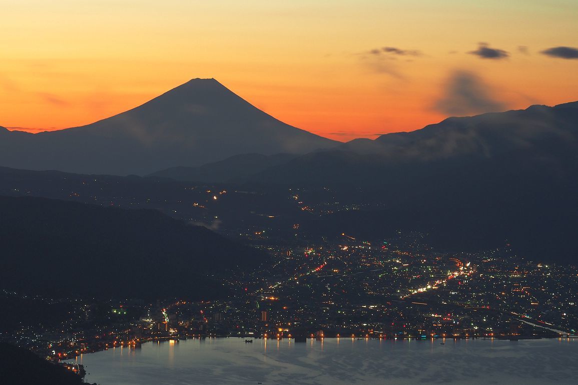 富士山絶景を求めて・・・高ボッチ高原へ行こう！（４）・・・夜明け前、未だ消え残る街の灯と富士山シルエット♪_a0031821_17283780.jpg