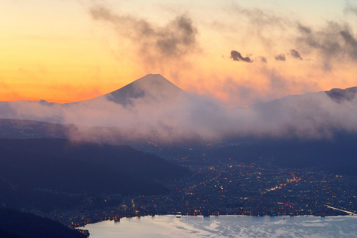 富士山絶景を求めて・・・高ボッチ高原へ行こう！（４）・・・夜明け前、未だ消え残る街の灯と富士山シルエット♪_a0031821_17295293.jpg