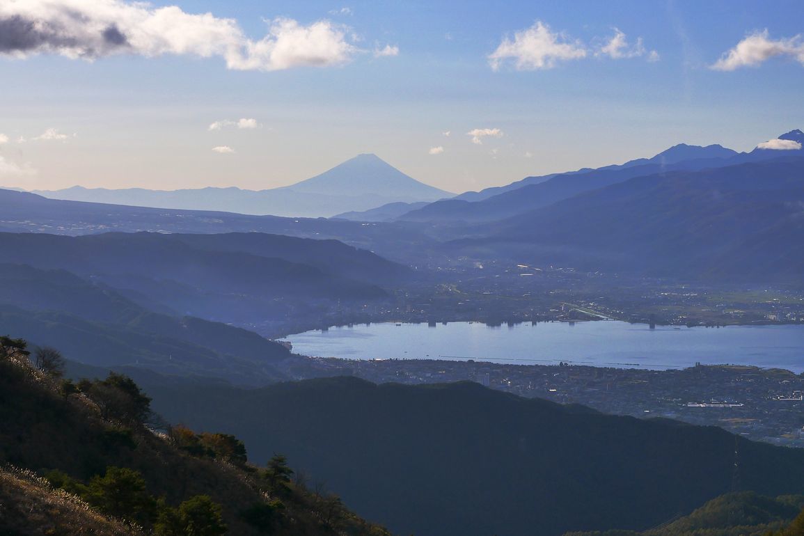 富士山絶景を求めて・・・高ボッチ高原へ行こう！（４）・・・夜明け前、未だ消え残る街の灯と富士山シルエット♪_a0031821_17333634.jpg