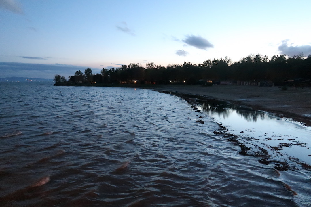 光る月をぱくり雲の魚トラジメーノ湖_f0234936_08525185.jpeg