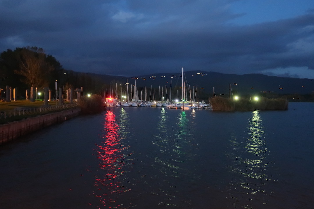 光る月をぱくり雲の魚トラジメーノ湖_f0234936_08570593.jpeg