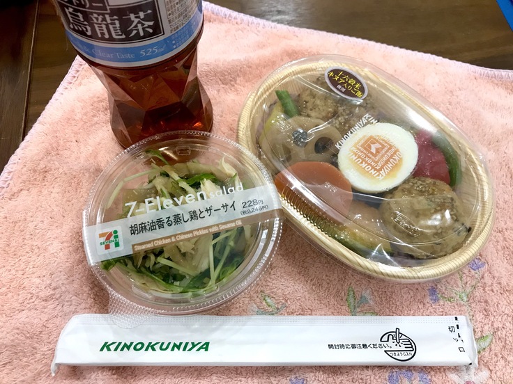 駅のKINOKUNIYAで弁当買ってきた!_c0212604_12184681.jpg