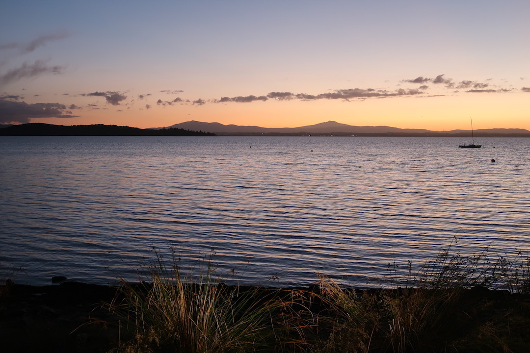 桃色の夕焼け白い月トラジメーノ湖_f0234936_08001366.jpeg