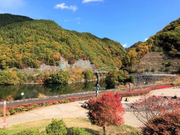 みずがき湖の年紅葉が見ごろに みずがきの森から みずがき湖の年紅葉が見ごろに みずがきの森から