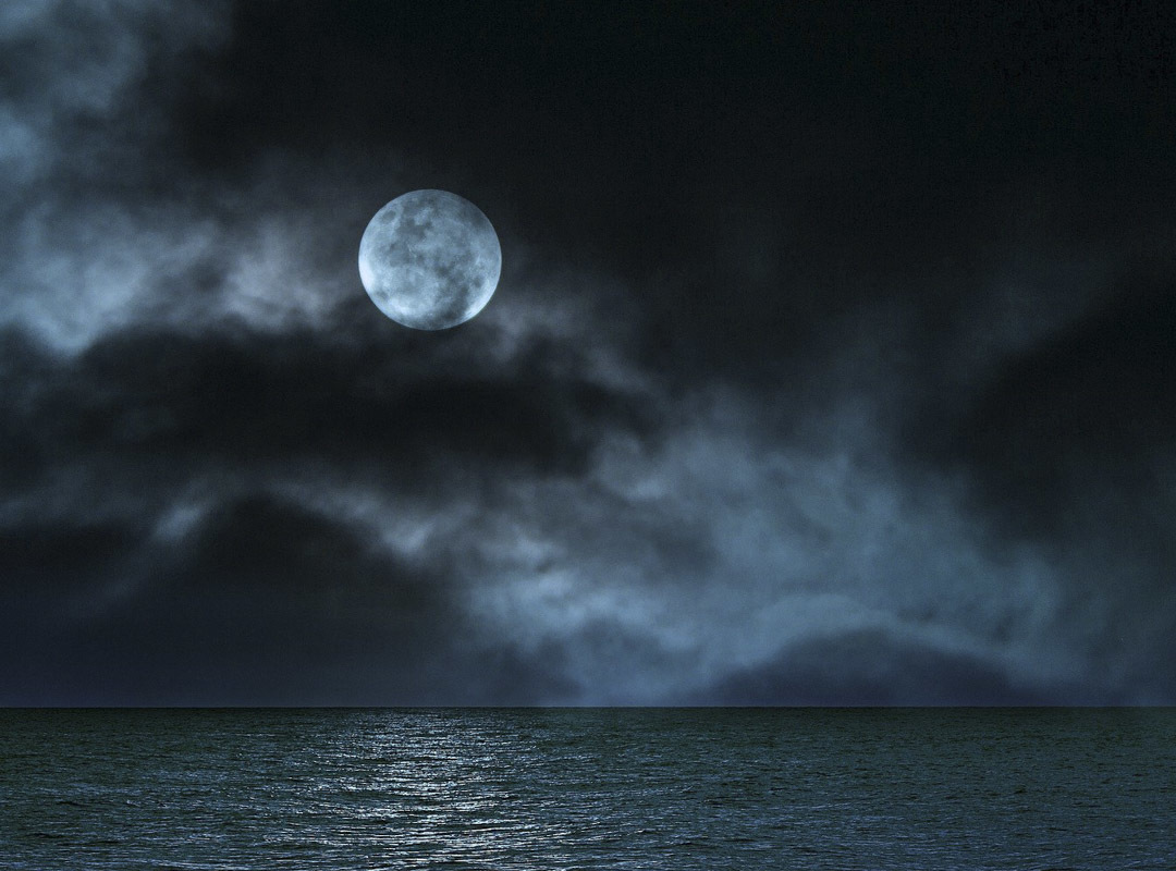 ブルームーンとマイクロムーンが重なったレアな満月 10月31日の夜はどうやって過ごしますか 石の音