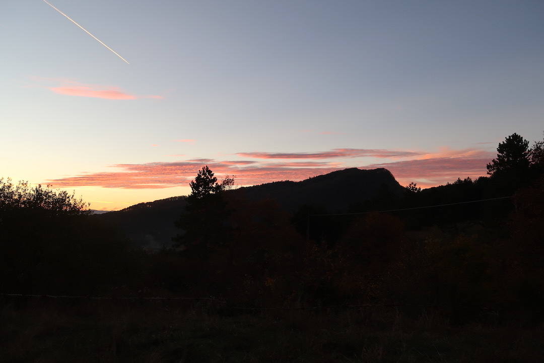 栗拾い歩く紅葉の森と夕空の月、トスカーナ カゼンティーノ_f0234936_07050711.jpeg