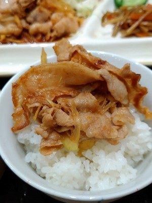 池袋 根津 みるくの豚×国産バナナ研究所の生姜焼き定食ととろける抹茶(バナナの葉)のみたらし生プリン_f0112873_22171452.jpg