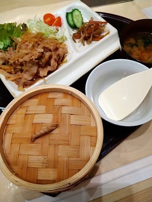 池袋 根津 みるくの豚×国産バナナ研究所の生姜焼き定食ととろける抹茶(バナナの葉)のみたらし生プリン_f0112873_22171523.jpg