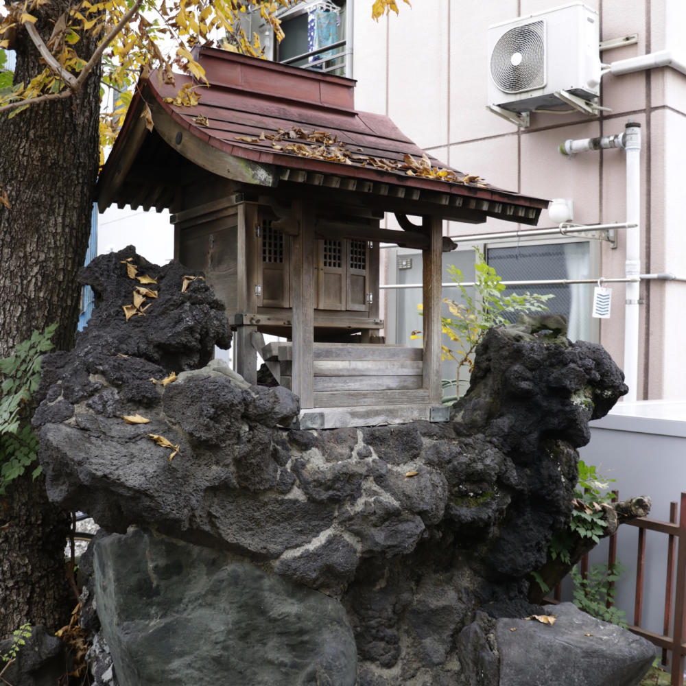 雑司ヶ谷駅近くの稲荷神社に富士塚の痕跡_c0060143_18434990.jpg