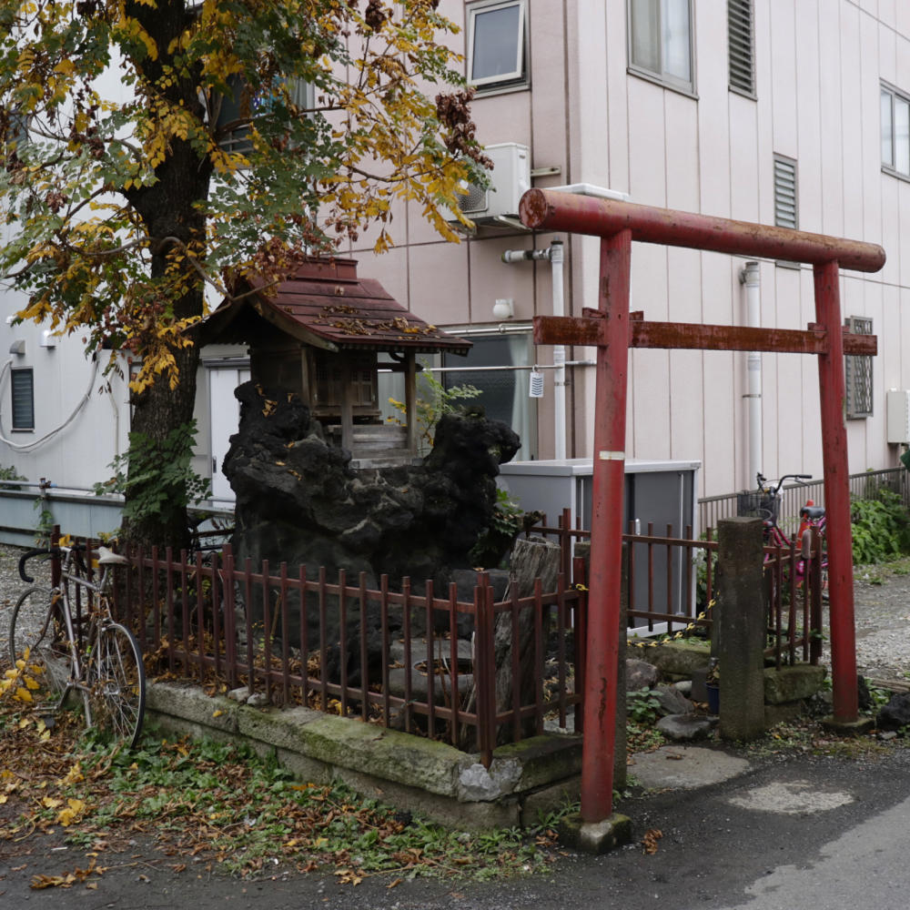 雑司ヶ谷駅近くの稲荷神社に富士塚の痕跡_c0060143_18435200.jpg