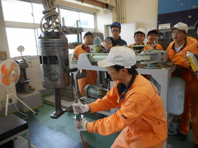 宇和島水産高校（愛媛県）生徒達の手によって焼玉エンジンが復活！　その軌跡をご紹介_d0079522_00161985.jpg