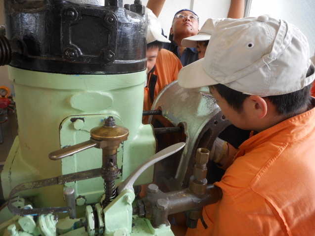宇和島水産高校（愛媛県）生徒達の手によって焼玉エンジンが復活！　その軌跡をご紹介_d0079522_00223495.jpg