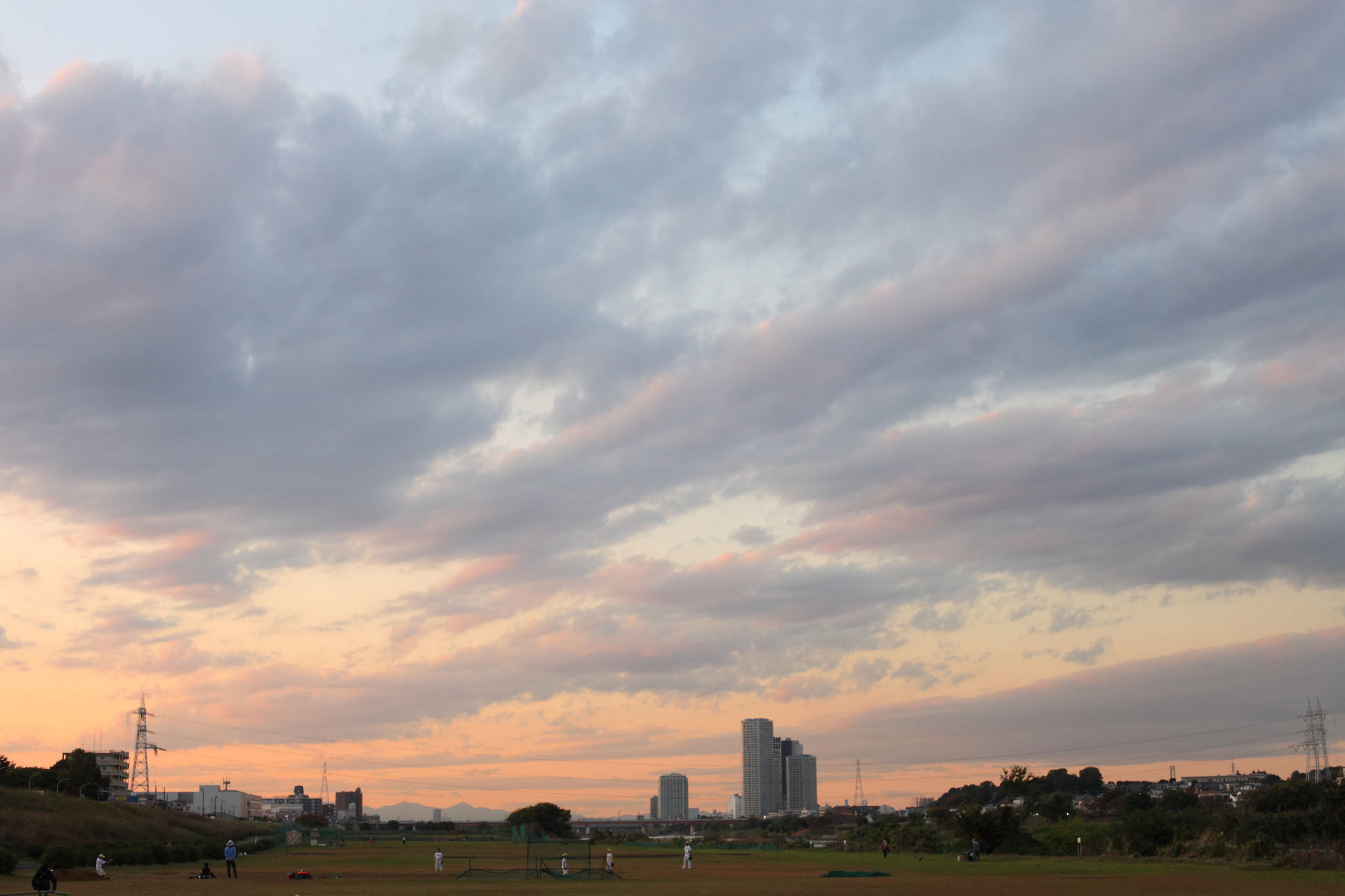 夕景と野球場_c0299360_23334385.jpg