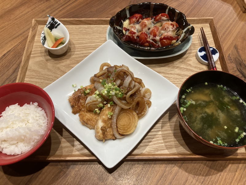 献立 カジキマグロと玉ねぎの照焼き ピクルス 茄子とトマトのチーズ焼き ワカメのお味噌汁 Kajuの 今日のお料理 簡単レシピ