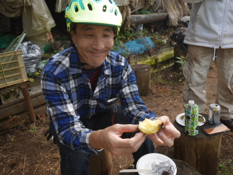 焼き芋のこつが分かってきた：11・3六国見山手入れ（下）_c0014967_18220490.jpg