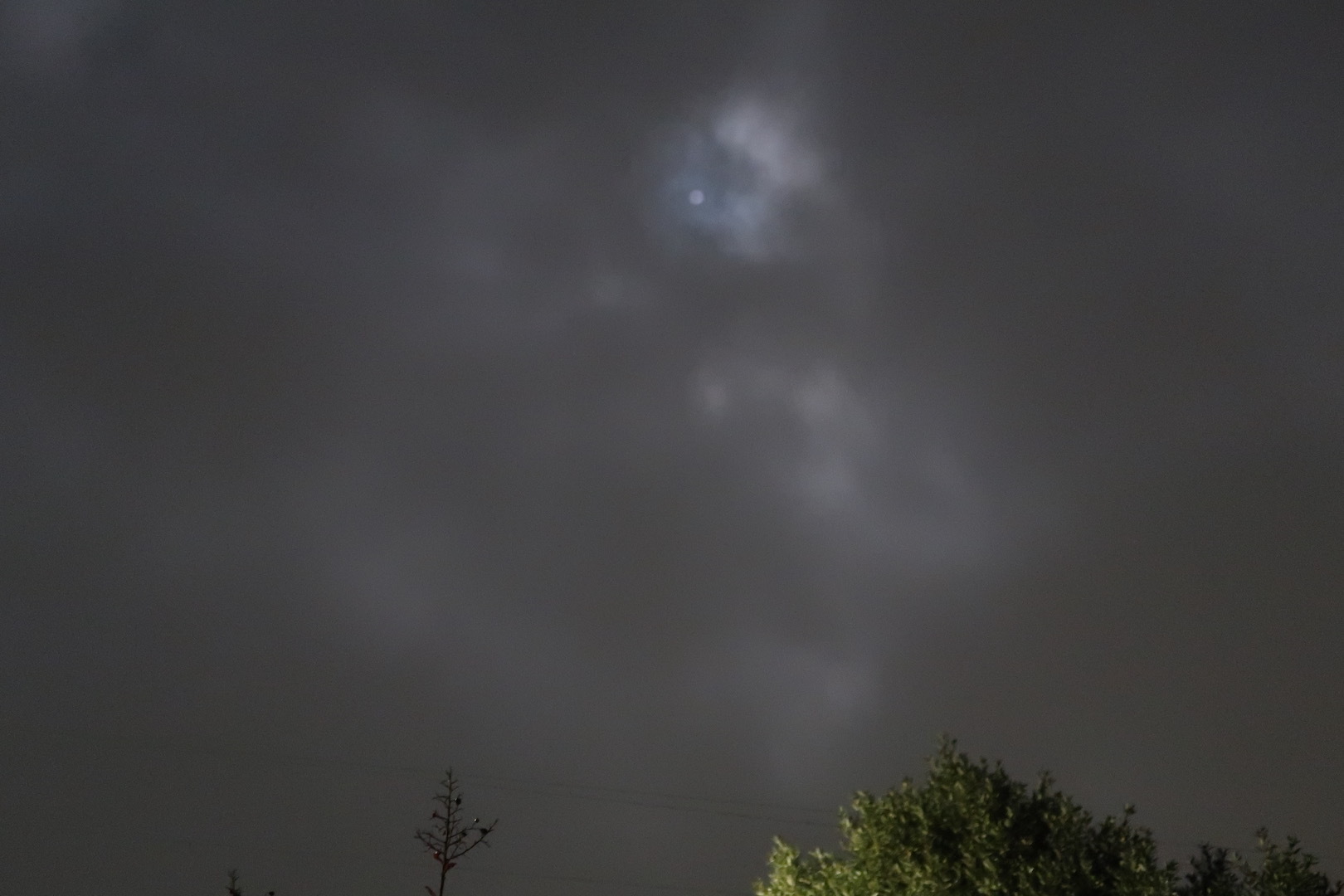 雲間から漏れ出ずる日の光 満ちる月_f0234936_06573592.jpeg