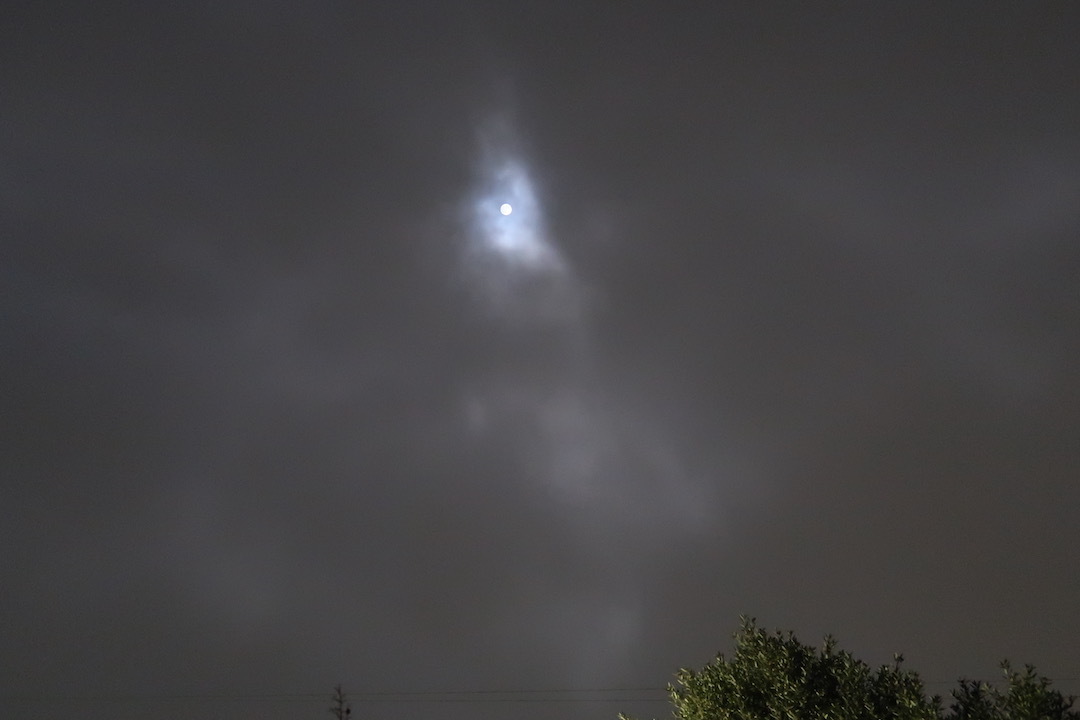 雲間から漏れ出ずる日の光 満ちる月_f0234936_06583932.jpeg