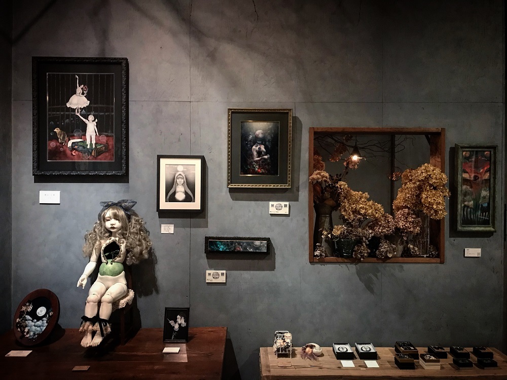 『白く光る月』『Victorian-peacock-』嫁入りしました 企画展『黒く霞む刻』_f0089355_15022282.jpg