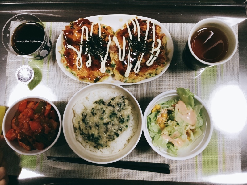 ひまわり荘夕食 とろろご飯 酢鶏 ミニお好み焼き サラダ コーヒーゼリー 今日の献立