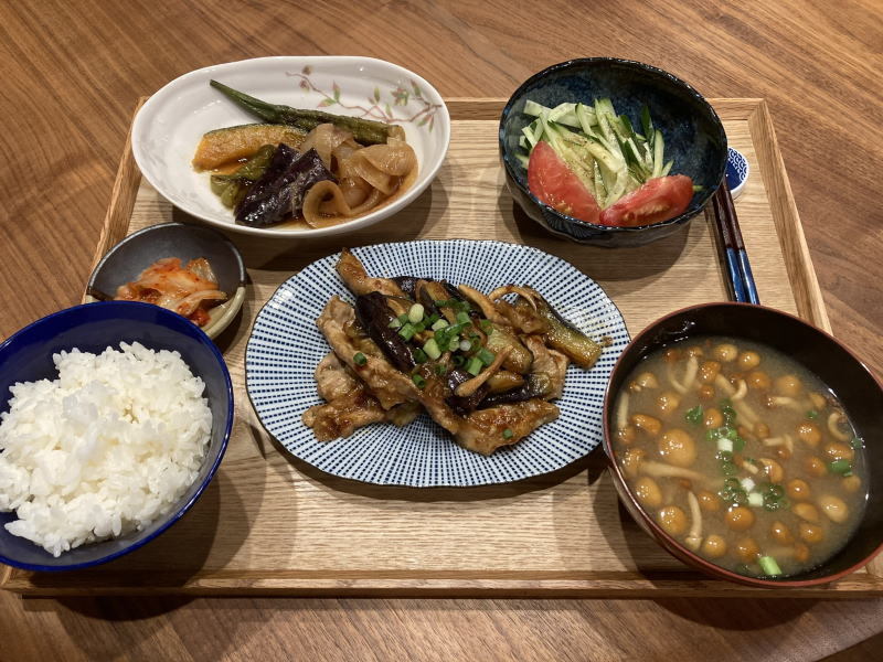 献立 豚肉と茄子と舞茸の辛味噌炒め キムチ 野菜の焼き浸し きゅうりとトマトのサラダ なめこのお味噌汁 ビール Kajuの 今日のお料理 簡単レシピ