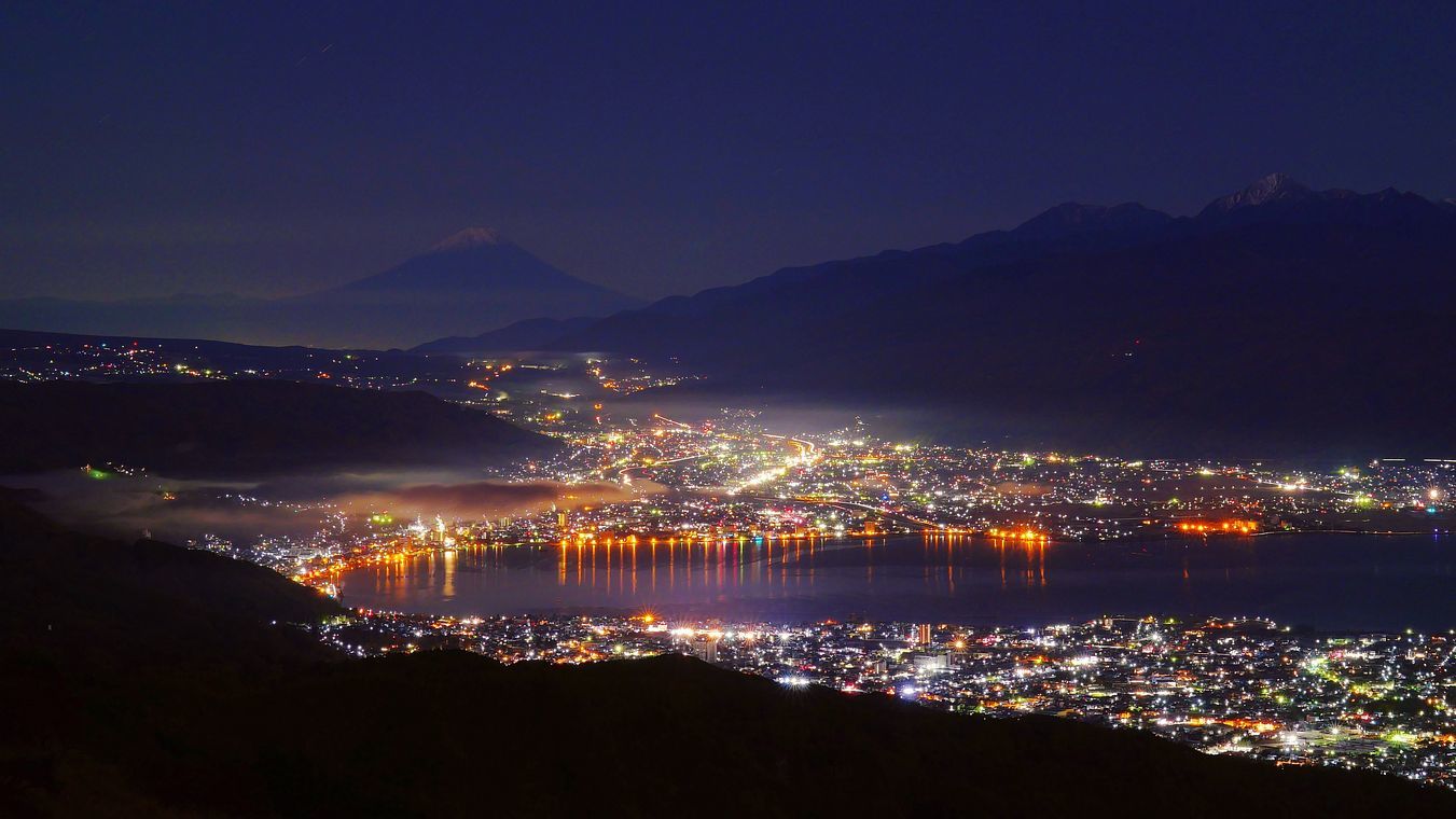 秀麗富士山朝焼けシルエットと諏訪湖の街の灯！高ボッチの夜明けは将に絶景なり♪_a0031821_16010400.jpg