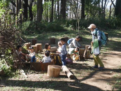 保育園児が笑顔でピースサイン11・5六国見山手入れ（下）_c0014967_17354720.jpg